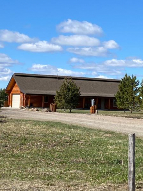 The Wandering Moose Cabin, 5 Acres, Hot Tub, WIFI, Free Trash Pickup!